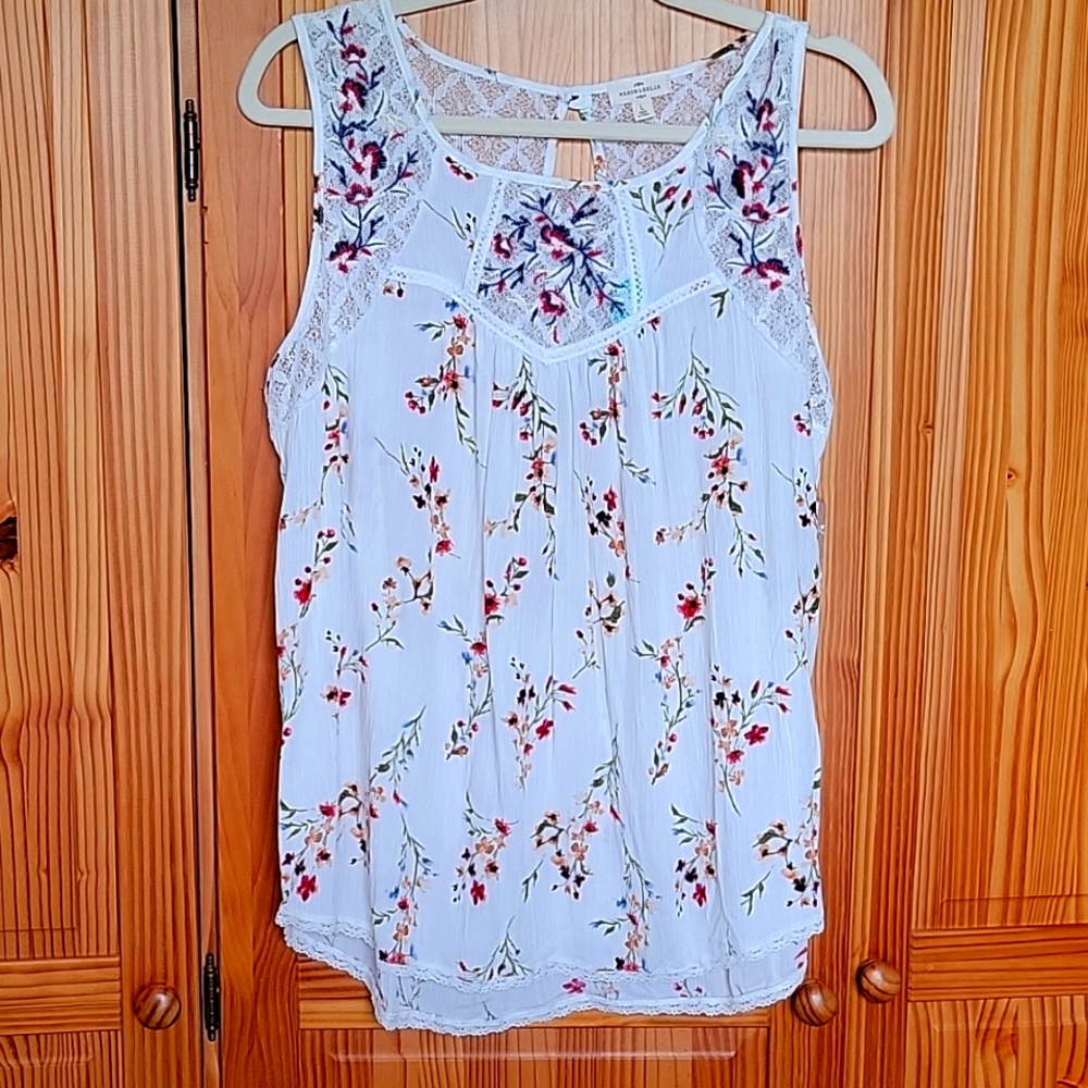 Sleeveless women's blouse